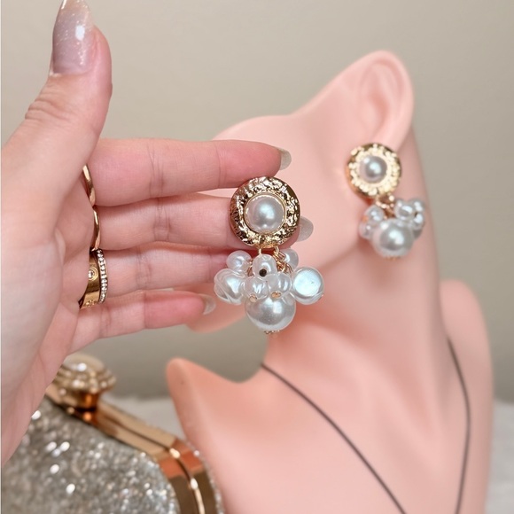 ⚜️ Elegant Pearl Cluster Earrings - Picture 6 of 7